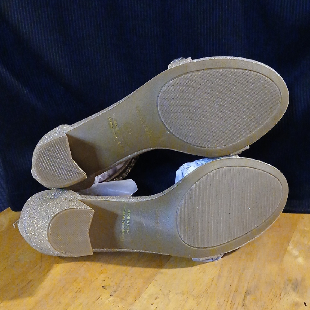 Dream Paris Elegant Gold Heeled Sandals - Picture 14 of 14